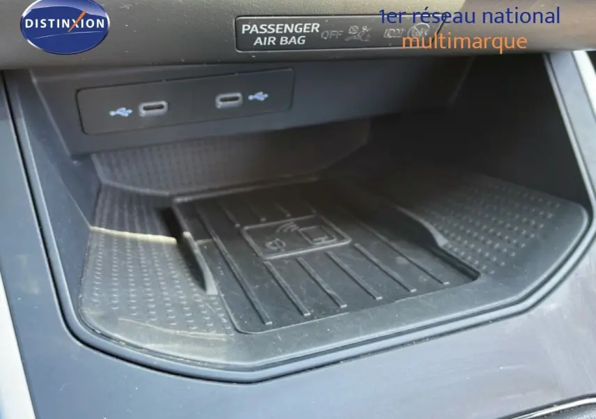 Gros plan sur la zone de recharge sans fil et ports USB du SEAT Arona 2025, intérieur gris noir.