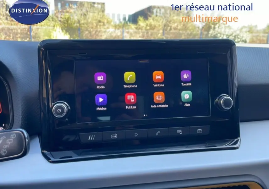 Écran tactile central du tableau de bord de la SEAT Arona gris magnetic metal avec toit noir, interface multimédia affichée.