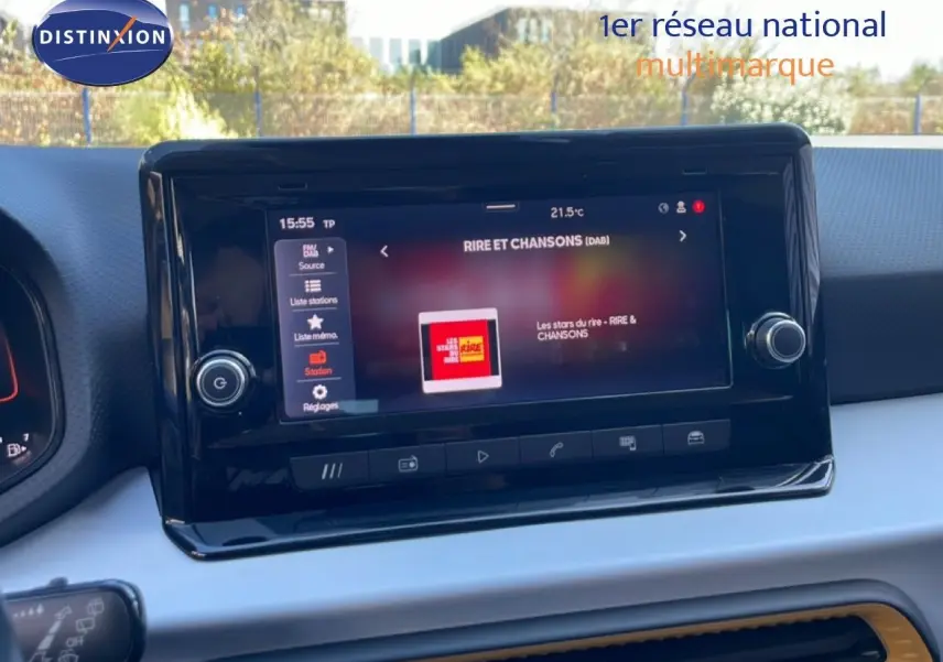 Tablette tactile centrale affichant une radio dans l'habitacle d'une SEAT ARONA 2025, vue de face.