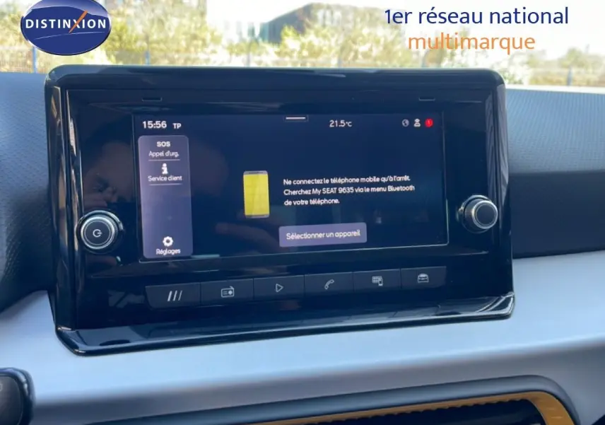 Écran tactile central du tableau de bord du SEAT Arona 2025, affichant le menu Bluetooth, intérieur gris et noir.