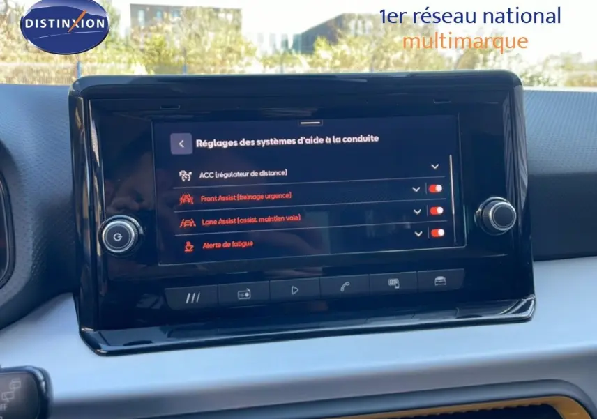 Écran central tactile du SEAT Arona 2025 affichant les réglages des aides à la conduite, intérieur gris et noir.