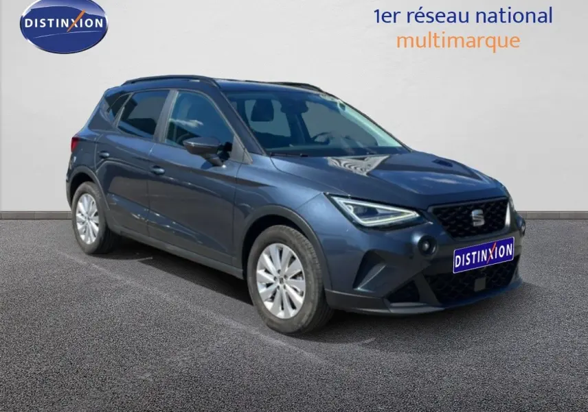 SEAT Arona gris Magnetic Metal avec toit noir, vue 3/4 avant droit sur fond neutre.