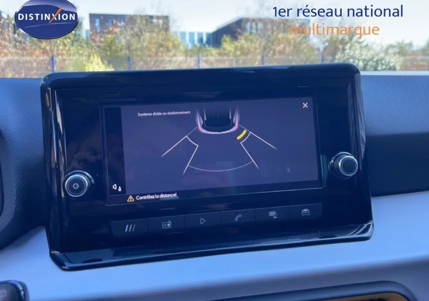 Écran tactile du système d’aide au stationnement dans l’habitacle du SEAT Arona gris Magnetic Metal avec toit noir.