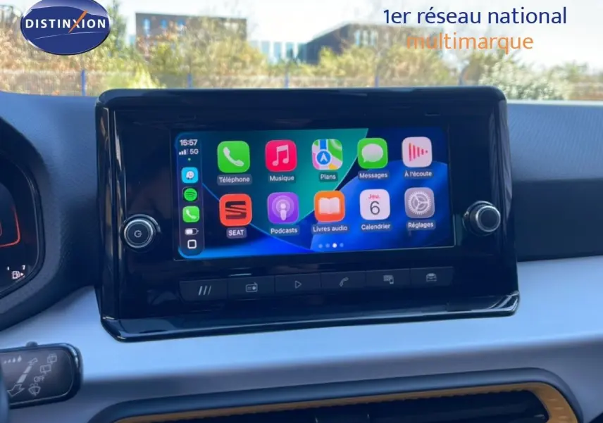 Écran tactile central du tableau de bord de la SEAT Arona 2025, affichant des applications connectées.