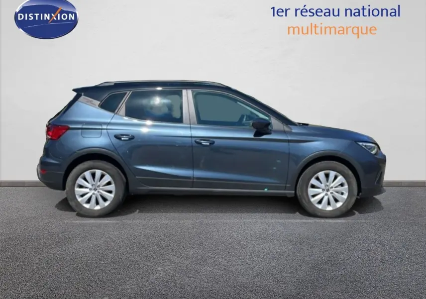 Vue de profil droit du SEAT Arona 2025 gris métallisé avec toit noir, roues alliage et lignes dynamiques.