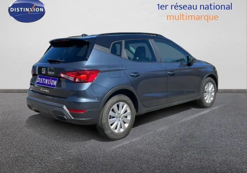 Vue 3/4 arrière droite d'un SEAT Arona gris Magnetic Metal avec toit noir, roues alliage et feux arrière LED.