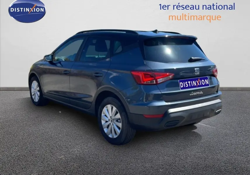 Vue 3/4 arrière droite d’un SEAT Arona gris Magnetic Metal avec toit noir, roues alliage et feux arrière LED.