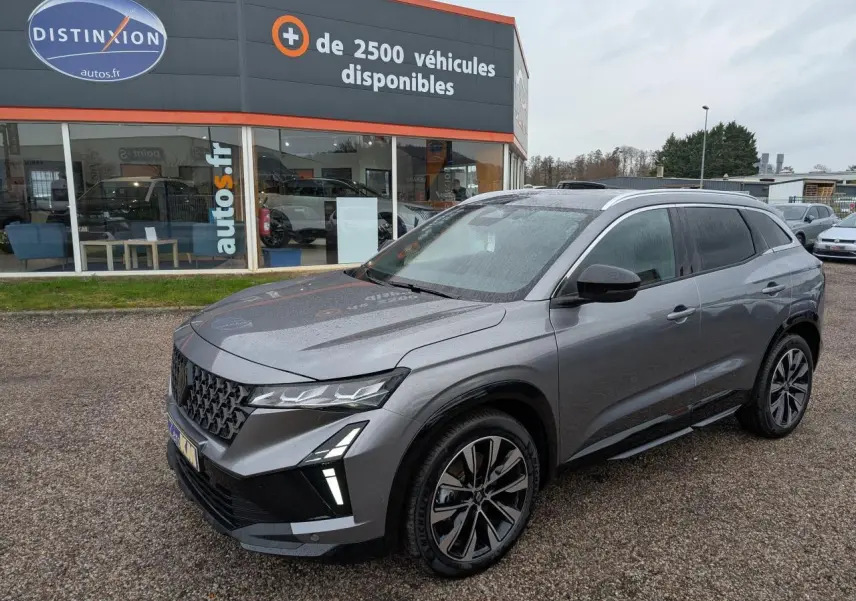 Renault Austral gris schiste en 3/4 avant droit, avec jantes alliage noires et calandre gris chrome satin.
