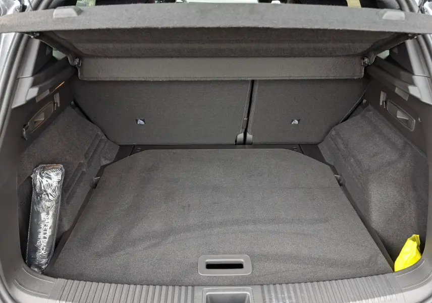 Coffre ouvert du Renault Austral gris, vue arrière montrant un espace de chargement propre et bien agencé.