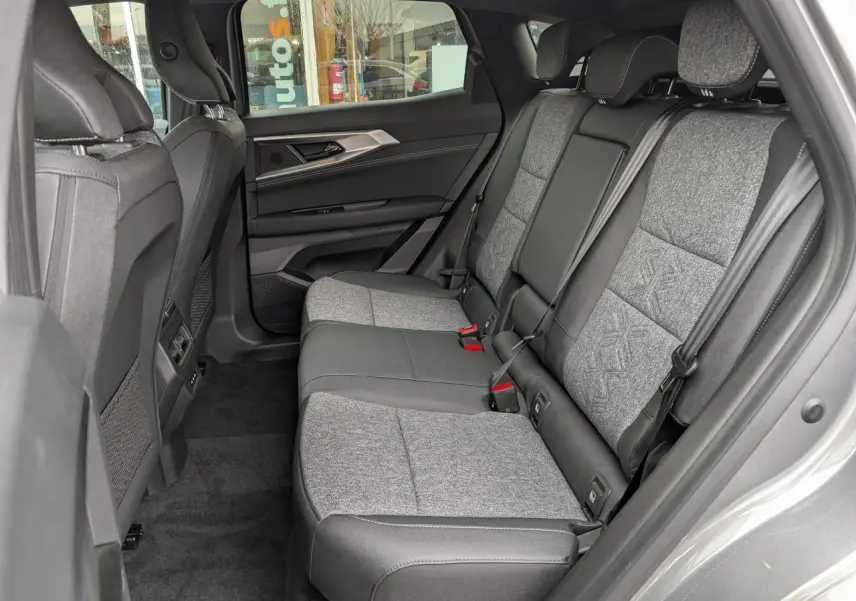 Vue latérale droite de la banquette arrière grise et noire du Renault Austral 2025 avec sellerie mixte textile embossée.