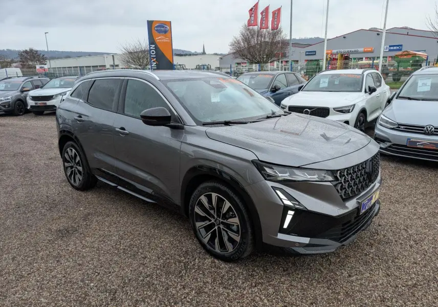 Renault Austral gris en 3/4 avant droit, avec calandre noire et jantes alliage diamantées noires.