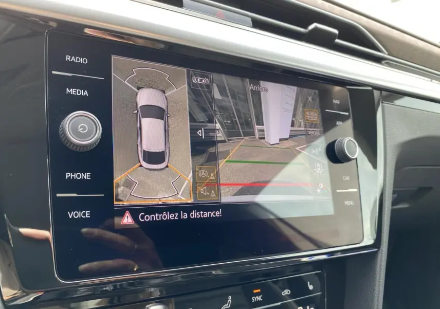 Écran tactile central du Volkswagen Arteon 2022 montrant la vue 360° et caméra de recul en intérieur noir.