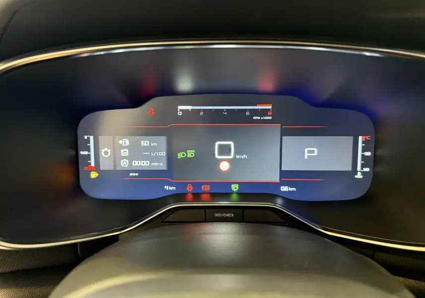 Tableau de bord numérique du Citroën C5 Aircross gris, affichant la vitesse à 0 km/h et la boîte en position parking.