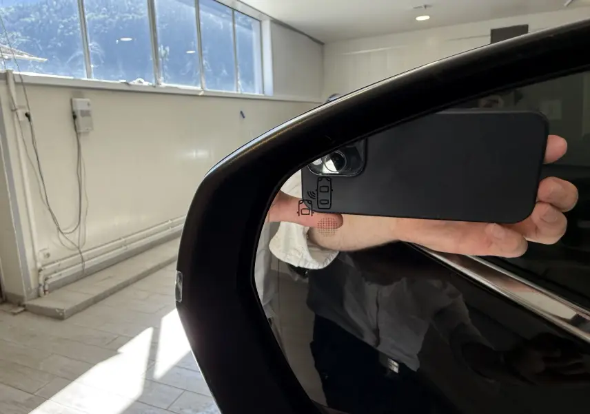 Gros plan sur le rétroviseur côté droit du Citroën C5 Aircross gris Artense, montrant le témoin d'alerte d'angle mort.