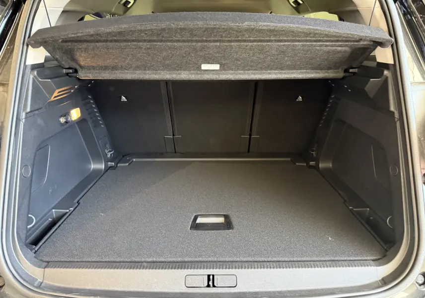 Coffre ouvert du Citroën C5 Aircross gris Artense, montrant un espace de chargement propre et bien agencé.