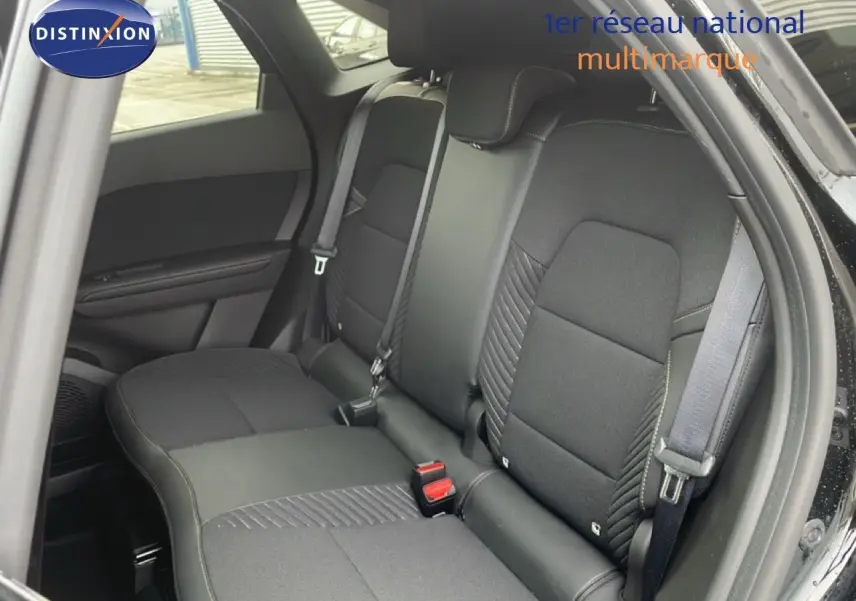 Vue intérieure côté gauche des sièges arrière noirs en tissu et cuir d'une Renault Symbioz 2025 finition Iconic.