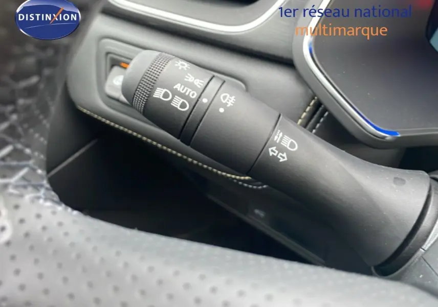 Gros plan sur la manette des feux et clignotants dans l'habitacle noir du Renault Symbioz 2025.