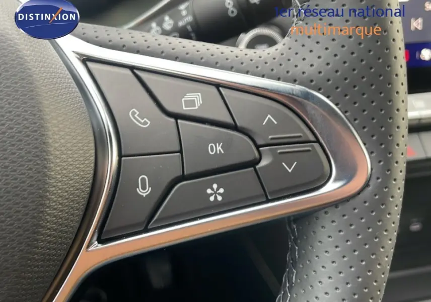 Gros plan sur les commandes multifonctions du volant en cuir perforé du Renault Symbioz noir étoile métal 2025.