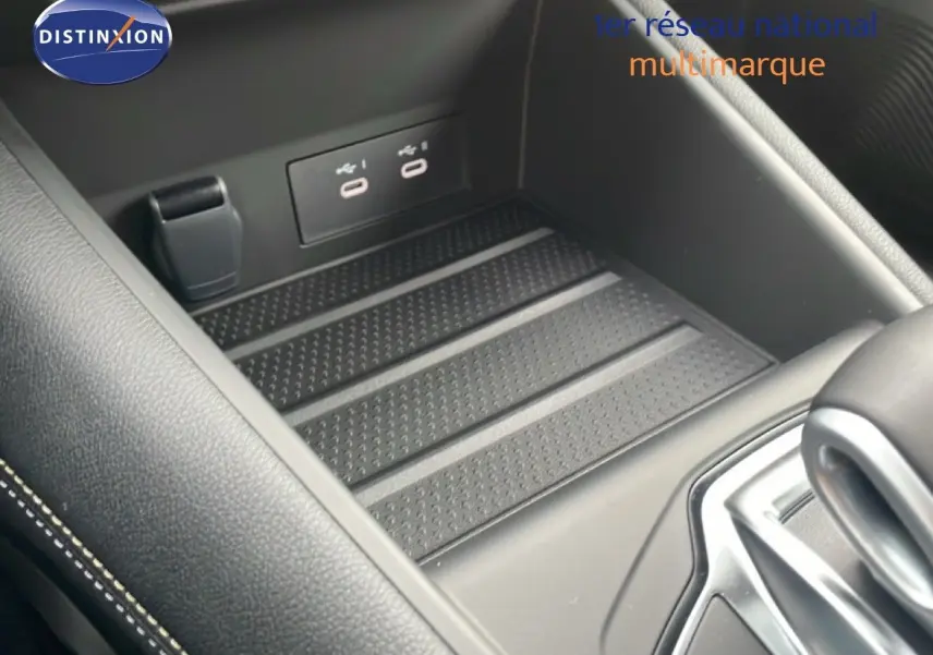 Gros plan sur la console centrale noire du Renault Symbioz 2025 avec ports USB-C et surface antidérapante.