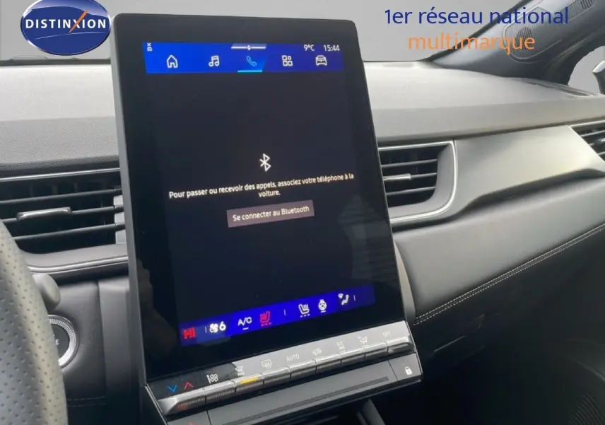 Vue rapprochée de la console centrale du Renault Symbioz 2025 avec écran tactile vertical et tableau de bord noir.