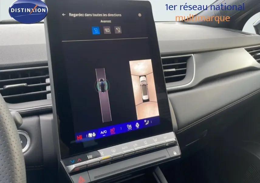 Vue intérieure du tableau de bord de la Renault Symbioz noire, avec écran tactile affichant la caméra de recul et la climatisation.