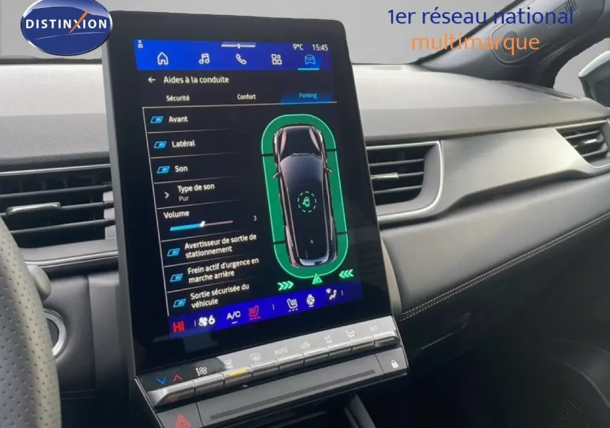 Vue rapprochée de l'écran tactile central du tableau de bord noir du Renault Symbioz 2025 avec interface d'aides à la conduite.