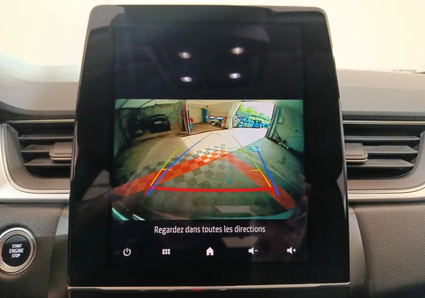 Écran tactile central montrant la caméra de recul du Renault Captur gris foncé, vue intérieure avant du tableau de bord.