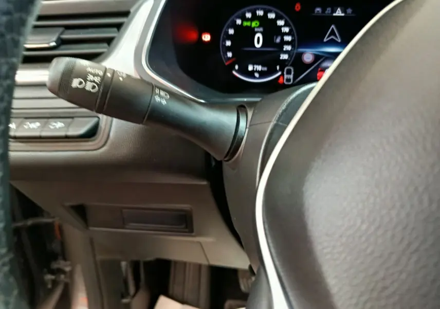 Gros plan sur le volant multifonctions et le combiné d'instruments numérique du Renault Captur gris foncé, version 2024.