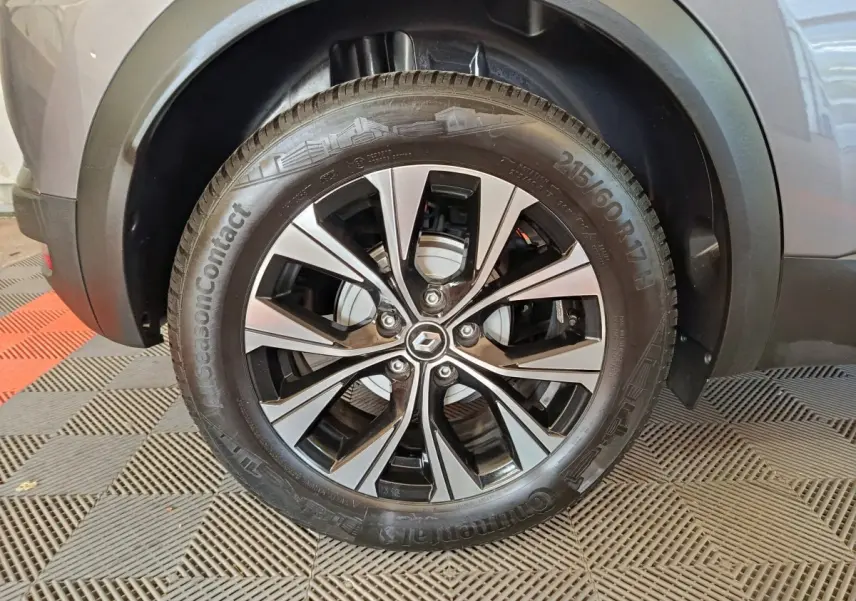 Gros plan sur la roue avant gauche du Renault Captur gris foncé 2024, avec jante alliage au design moderne.