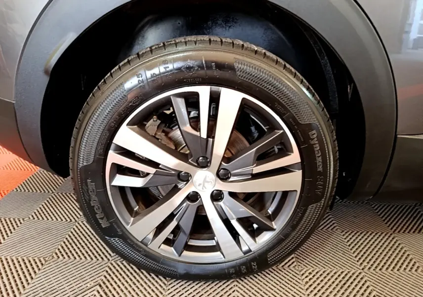 Gros plan sur la roue avant droite gris foncé du Peugeot 3008 1.6 HYBRID 225 E-EAT8 Allure Pack 2022.