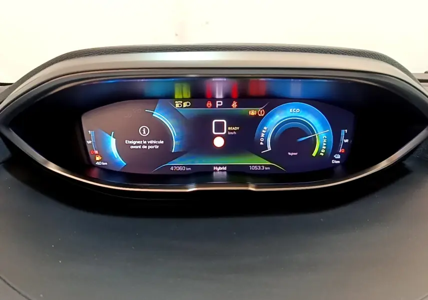 Tableau de bord numérique du Peugeot 3008 hybride, affichage couleur avec indicateurs de puissance et autonomie.