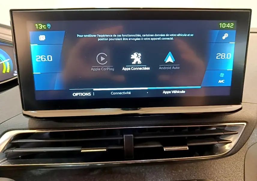 Écran tactile central du tableau de bord du Peugeot 3008 gris foncé, affichant Apple CarPlay et Android Auto.
