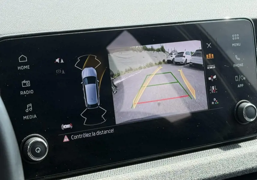 Écran central montrant la caméra de recul avec vue arrière et alertes de distance du Skoda Scala Gris Graphite.