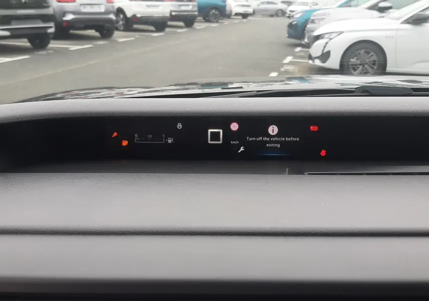Tableau de bord numérique de la Citroën C3 2025, affichage central avec alertes et vue partielle du pare-brise.