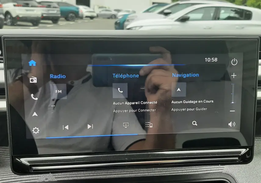 Écran tactile central de la Citroën C3 2025 affichant les options radio, téléphone et navigation, intérieur noir.