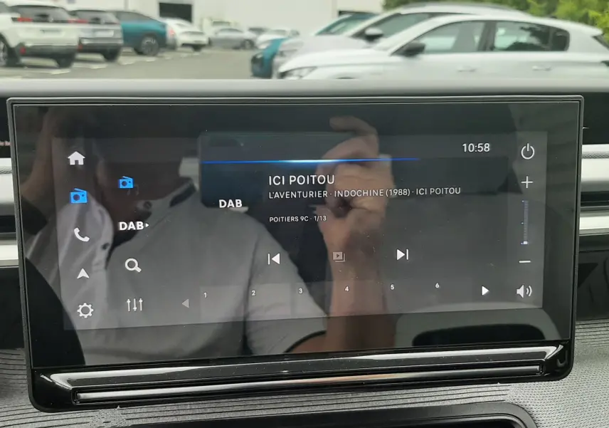 Écran tactile central de la Citroën C3 2025 affichant la radio DAB avec interface moderne et commandes tactiles.