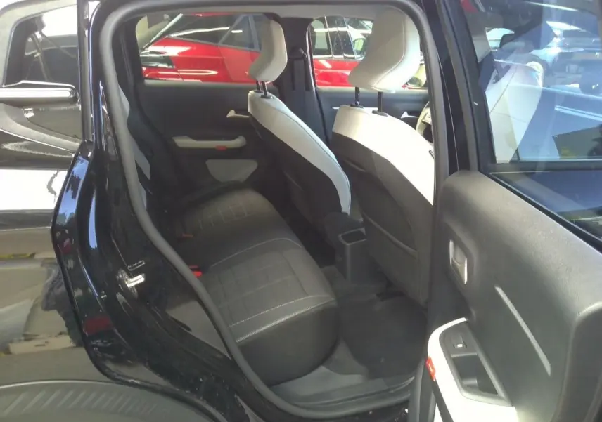 Citroën C3 1.2 Turbo 100ch Max noir perla avec toit blanc, vue 3/4 avant droit sur parking extérieur.