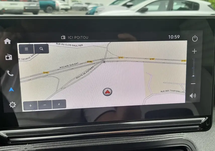 Écran tactile central affichant la navigation GPS dans l’habitacle d’une Citroën C3 2025 noir perla avec toit blanc.