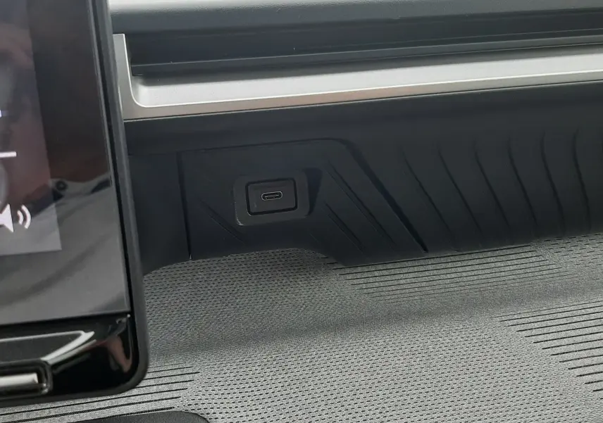 Détail du tableau de bord noir de la Citroën C3 2025 avec prise USB-C intégrée côté passager.