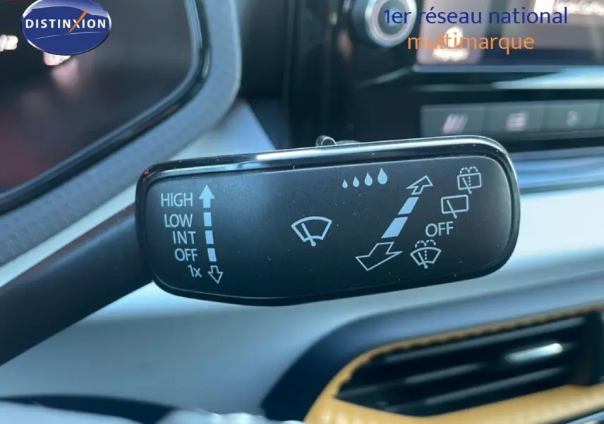 Gros plan sur la commande d'essuie-glace du SEAT Arona 2025, avec tableau de bord gris et détails intérieurs visibles.