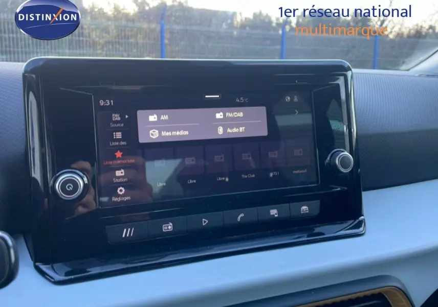Écran tactile central de la SEAT Arona 2025, vue rapprochée du tableau de bord avec interface multimédia allumée.