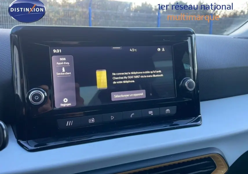 Écran tactile central du tableau de bord du SEAT Arona 2025, affichant le menu Bluetooth, intérieur gris et noir.