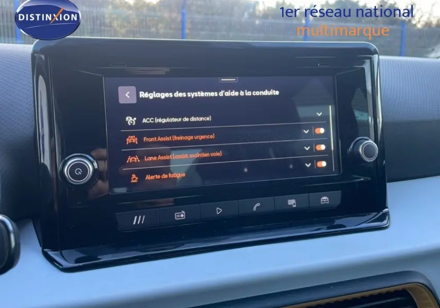 Écran tactile central du tableau de bord du SEAT Arona 2025, affichant les réglages d’aide à la conduite.
