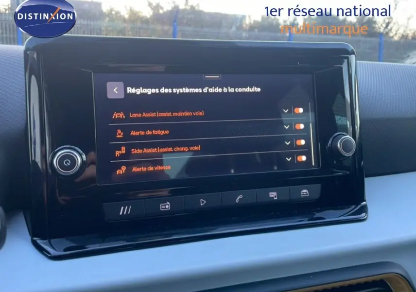 Écran central tactile du tableau de bord du SEAT Arona 2025 montrant les réglages d’aide à la conduite.