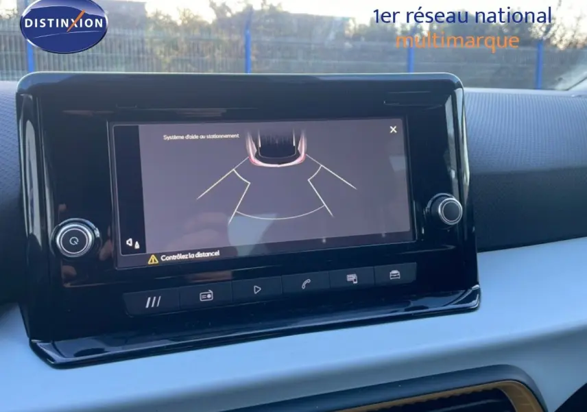Écran central du système d'aide au stationnement du SEAT Arona 2025, vue rapprochée de la console intérieure.