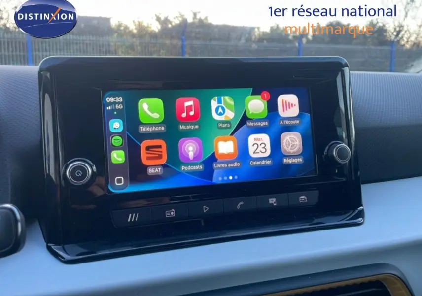 Écran tactile central du tableau de bord du SEAT Arona 2025, affichant plusieurs applications colorées.
