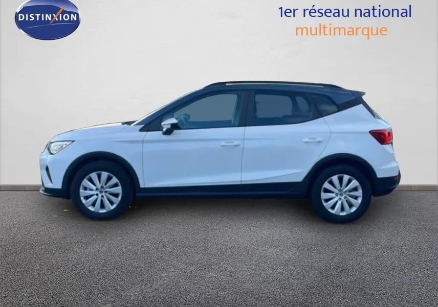 Vue latérale droite d'un SEAT Arona blanc avec toit gris, version Style Special Edition 2025, sur fond neutre.