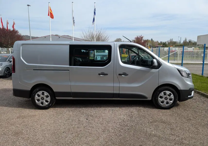 Renault Trafic Fourgon gris Highland vu de profil côté droit, avec portes coulissantes et enjoliveurs 16 pouces.