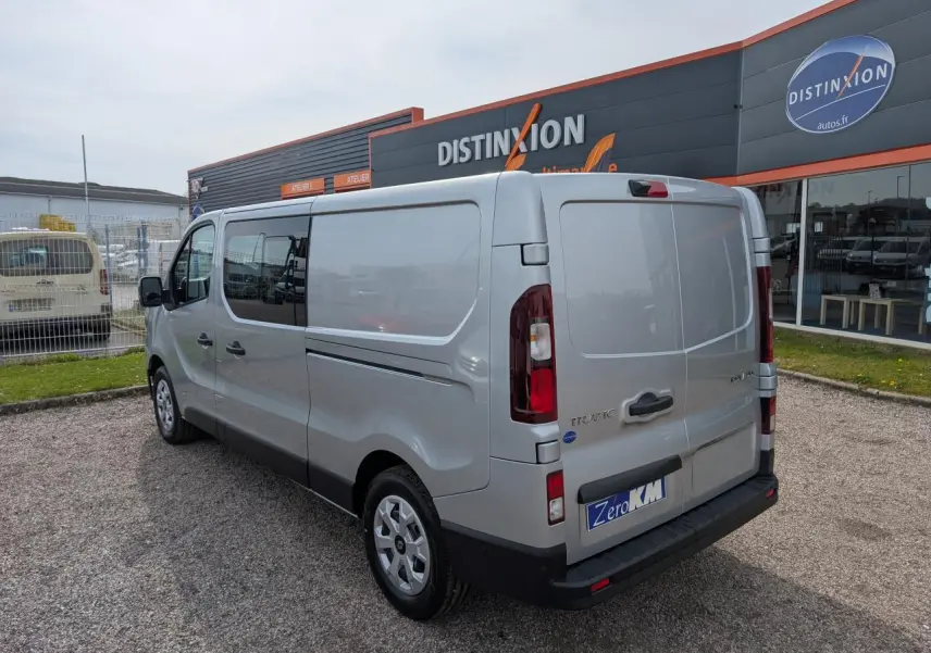 Vue 3/4 arrière droite d’un Renault Trafic Fourgon gris Highland avec portes arrière tôlées et enjoliveurs 16 pouces.