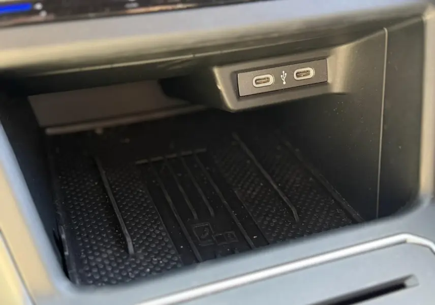 Gros plan sur la console centrale du Volkswagen Taigo TSI 116 DSG R-Line 2025 montrant deux ports USB-C avant.